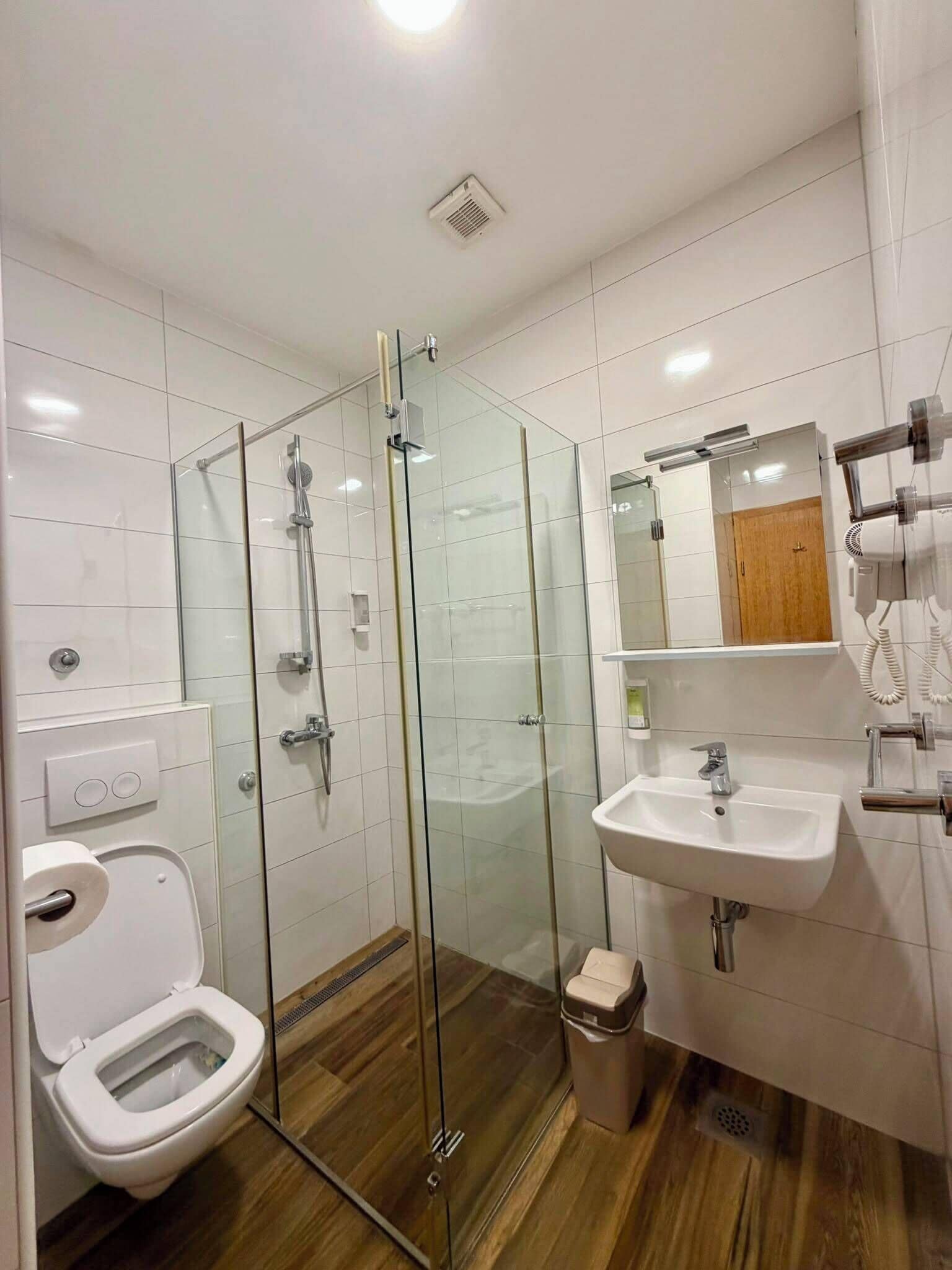 Kamar Double Basic | Kamar mandi | Kombinasi shower/bathtub, pengering rambut, handuk, dan sabun