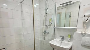 Phòng đôi cơ bản | Phòng tắm | Vòi sen/bồn tắm kết hợp, máy sấy tóc, khăn tắm, xà phòng 