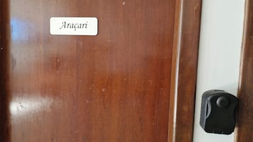 Una puerta de madera con una placa que dice 'Aragani' y un pomo negro.