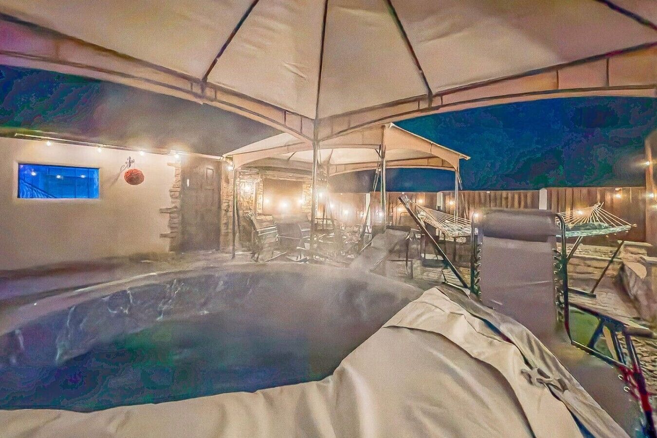 Een bubbelbadgedeelte met zitplaatsen en een stenen muur.
