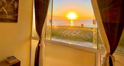 Cinematic view, 2 suites, beachfront.