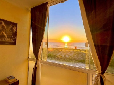Cinematic view, 2 suites, beachfront.