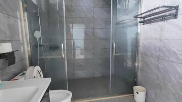 Bruser, gratis toiletartikler, hårtørrer, håndklæder