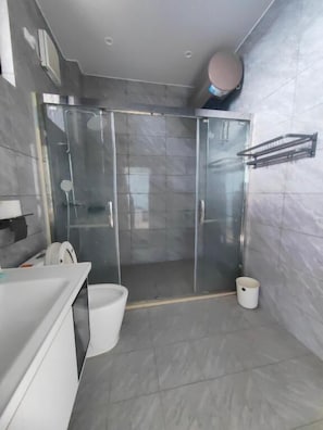 Douche, articles de toilette (gratuits), séchoir à cheveux