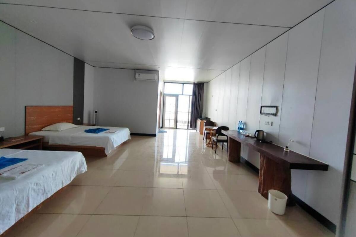 Habitación superior con 2 camas individuales, balcón, vista al mar | Caja de seguridad en la habitación y wifi gratis
