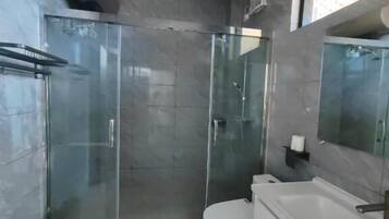 Ducha, artículos de higiene personal gratuitos y secador de pelo