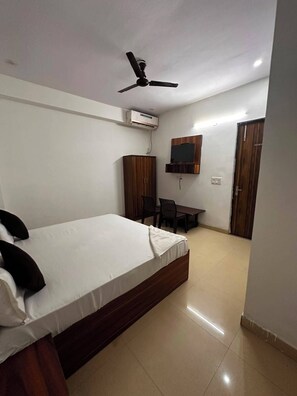 Desk, laptop workspace, WiFi (free) - Hotel Metro View  (Noida)