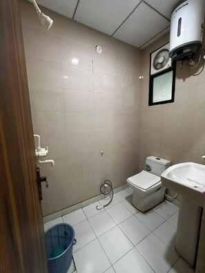 Regadera, toallas, papel de baño 
