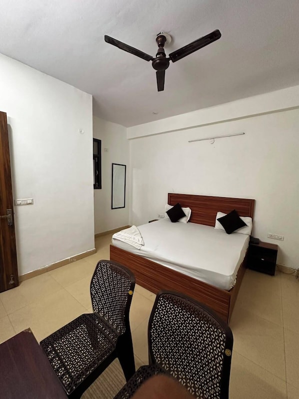 Desk, laptop workspace, WiFi (free) - Hotel Metro View (Noida)