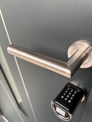 Une poignée de porte et un clavier pour ouvrir la porte.