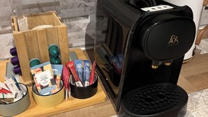 A coffee machine with a drip tray, a wooden box with coffee pods, and a white appliance in a kitchen. - House near Paris • Private Jacuzzi • 7 passengers (Sarcelles)