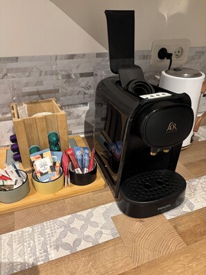 A coffee machine with a drip tray, a wooden box with coffee pods, and a white appliance in a kitchen. - House near Paris • Private Jacuzzi • 7 passengers (Sarcelles)