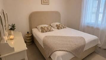 4 bedrooms, iron/ironing board, free WiFi, bed sheets