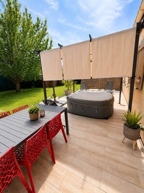 Outdoor dining - House near Paris • Private Jacuzzi • 7 passengers (Sarcelles)