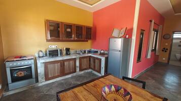 Coffee/tea maker, fridge, microwave, oven