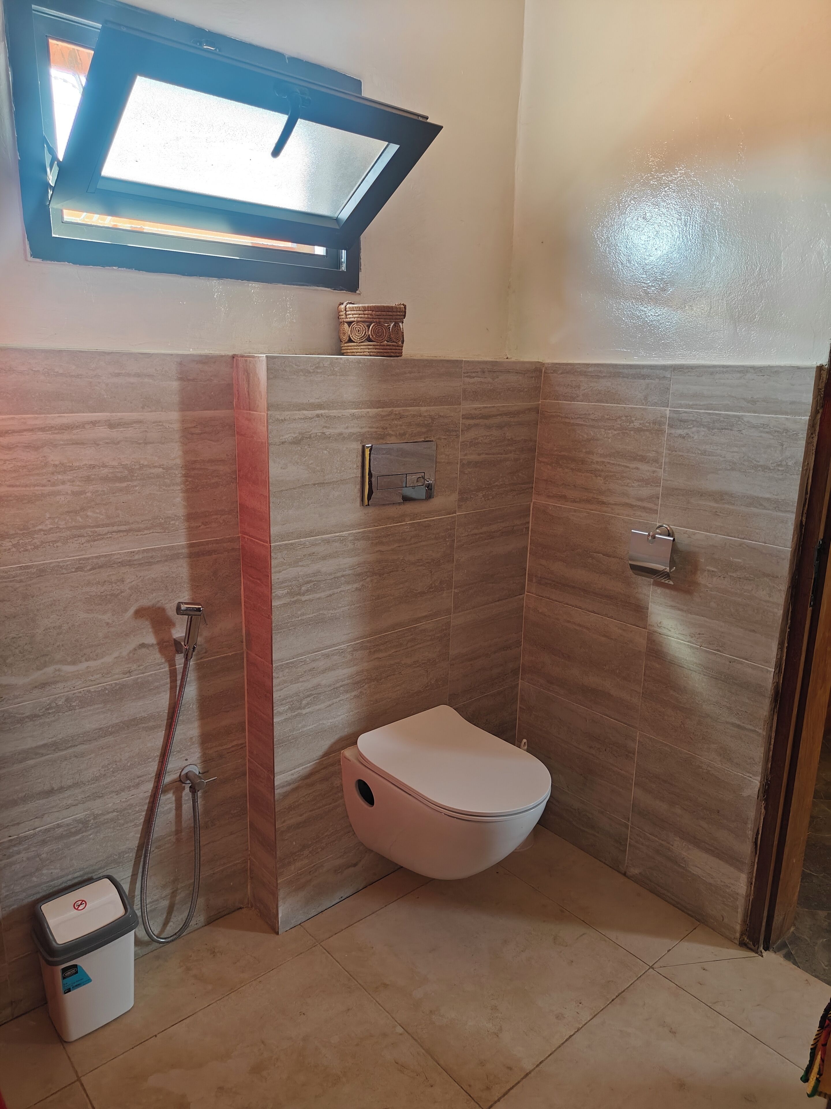 Douche, serviettes fournies, savon, papier toilette
