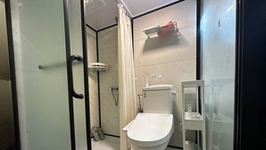 Dusj, miljøvennlige toalettsaker, hårføner og håndklær