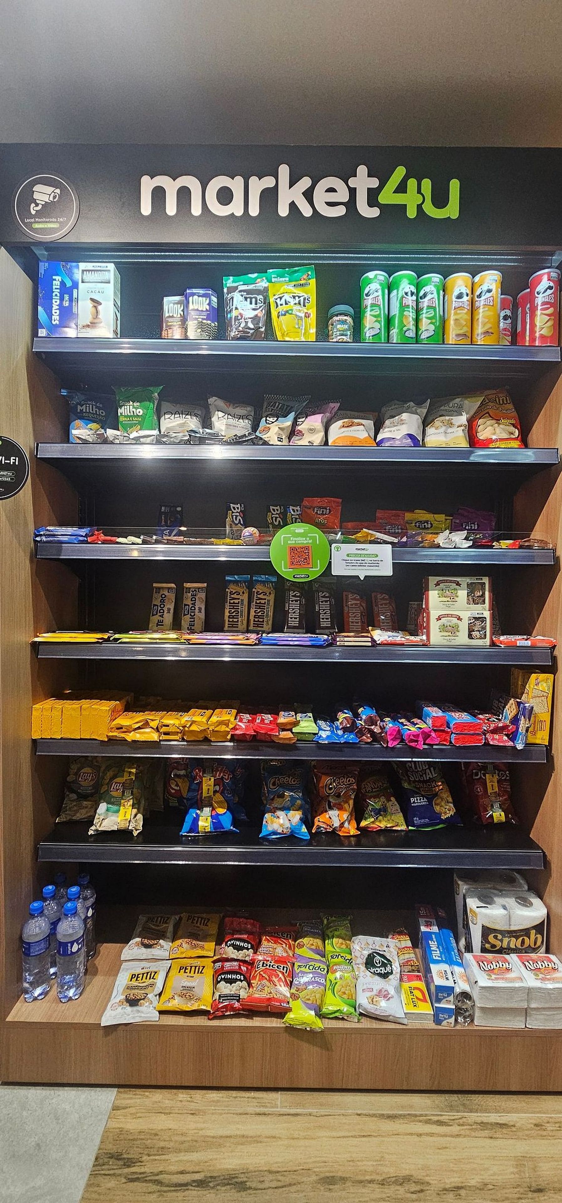 Exposição de petiscos numa loja, com diversas marcas e produtos.