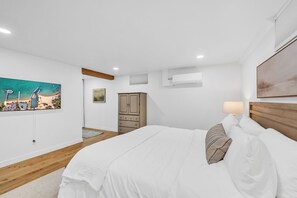 5 habitaciones, escritorio y tabla de planchar con plancha
