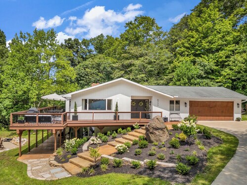 Blackwell Lodge- Hot tub, Sauna & Wine Country Retreat near Standing Rock Farms