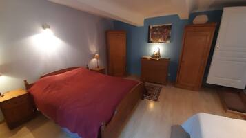 2 quartos, ferros/tábuas de passar roupa, Wi-Fi, roupa de cama