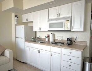 Coffee/tea maker, fridge, microwave, oven - Oceanfront Studio, Beach & City Views, Jacuzzi, Heated Pool, Direct Beach Access (Daytona Beach)