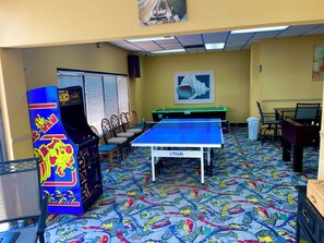 Game room - Oceanfront Studio, Beach & City Views, Jacuzzi, Heated Pool, Direct Beach Access (Daytona Beach)