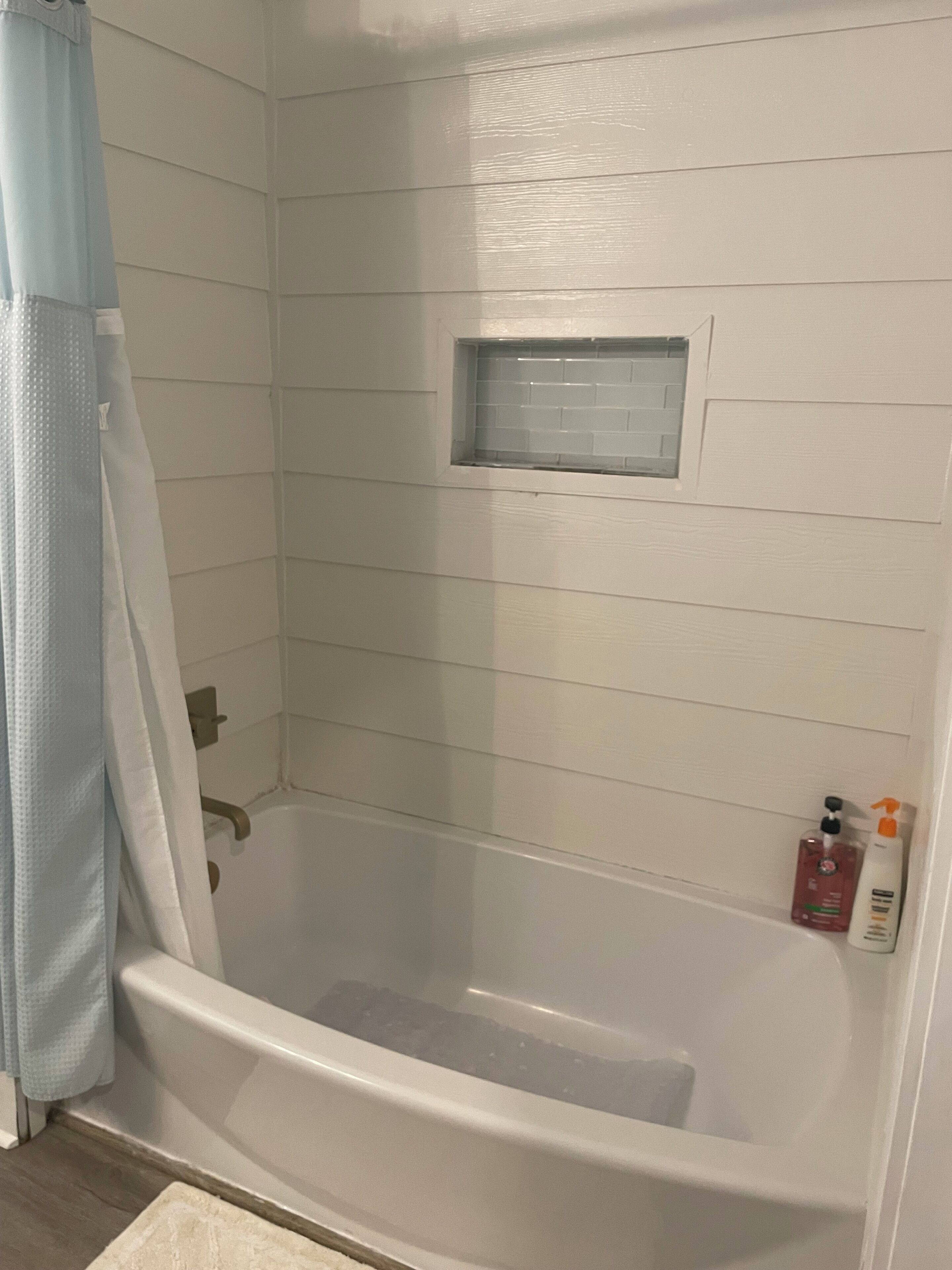 Secador de cabelo, toalhas de banho, sabonete, shampoo