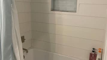 Secador de cabelo, toalhas de banho, sabonete, shampoo