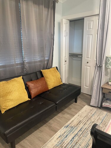 Cozy 1-bedroom private room in peaceful Daphne, minutes to Fairhope.