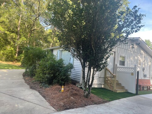Cozy 1-bedroom private room in peaceful Daphne, minutes to Fairhope.