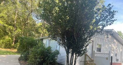 Cozy 1-bedroom private room in peaceful Daphne, minutes to Fairhope.