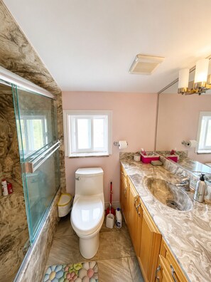 Standard Double Room, Patio, Hill View | Bathroom | Combined shower/tub, free toiletries, hair dryer, slippers - Lovely Home in Vancouver (Vancouver)