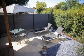 Outdoor dining - Delphine's Cocon Champenois (SAINT ETIENNE AU TEMPLE)