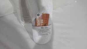 Almohada blanca con funda blanca y otra almohada blanca sobre una cama.