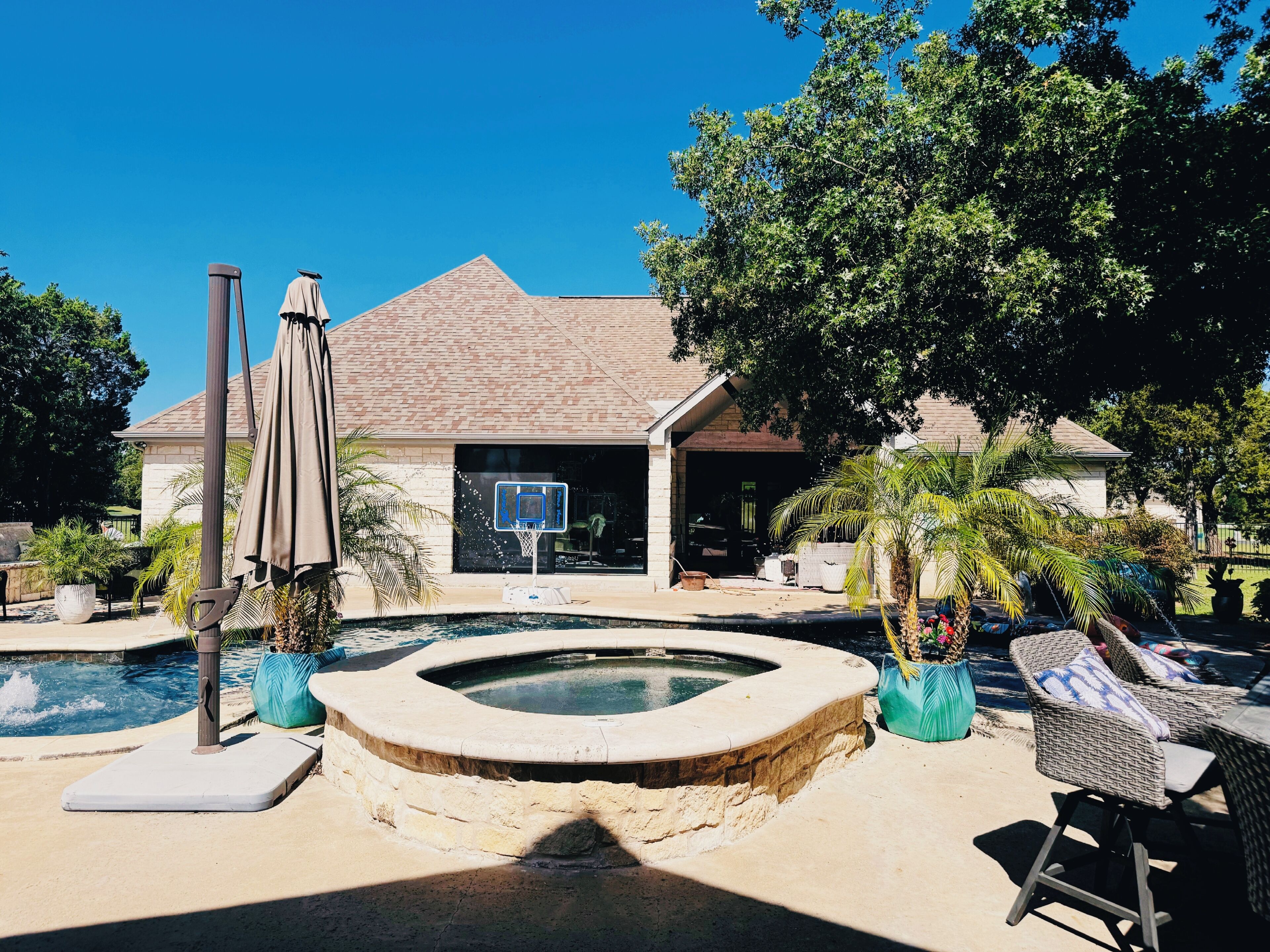Una piscina al aire libre