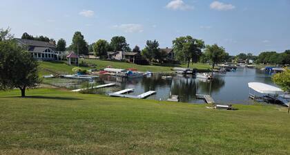 Autograph House, 3-bedroom upstairs apartment at Coldwater Lake