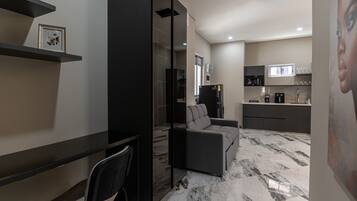 Superior-Studio, Küche, Stadtblick | Schrank