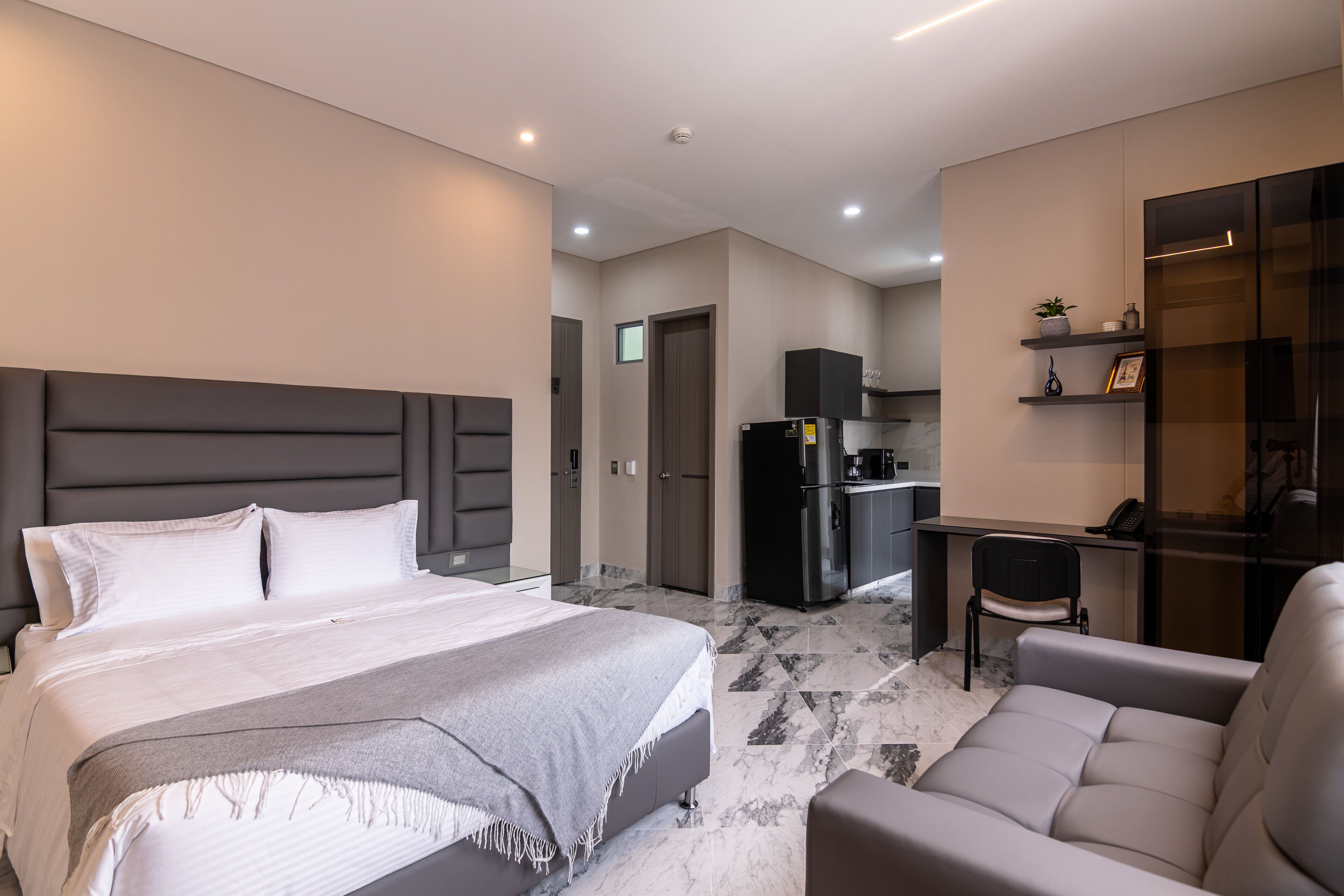 Estudio superior, cocina, vista a la ciudad | Ropa de cama de alta calidad, edredón, minibar y escritorio 