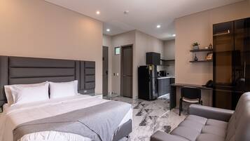 Estudio superior, cocina, vista a la ciudad | Ropa de cama de alta calidad, edredón, minibar y escritorio