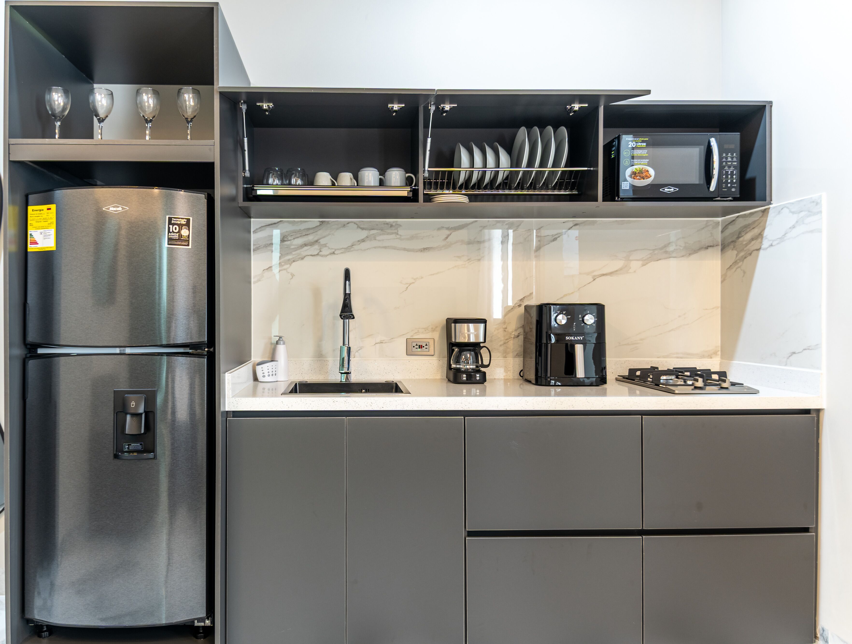 Estudio superior, balcón, vistas a la ciudad | Cocina privada
