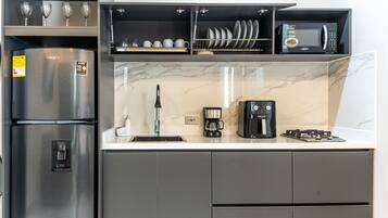 Estudio superior, balcón, vistas a la ciudad | Cocina privada