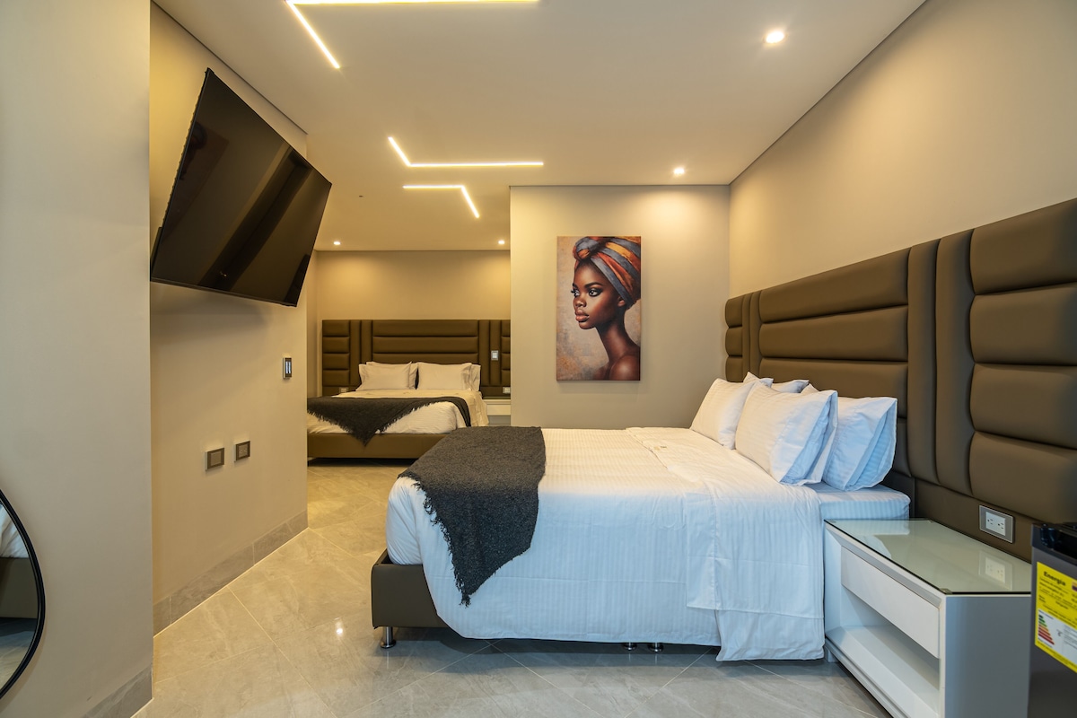 Habitación superior con 2 camas individuales, varias camas, baño en la habitación, vista a la ciudad | Televisión