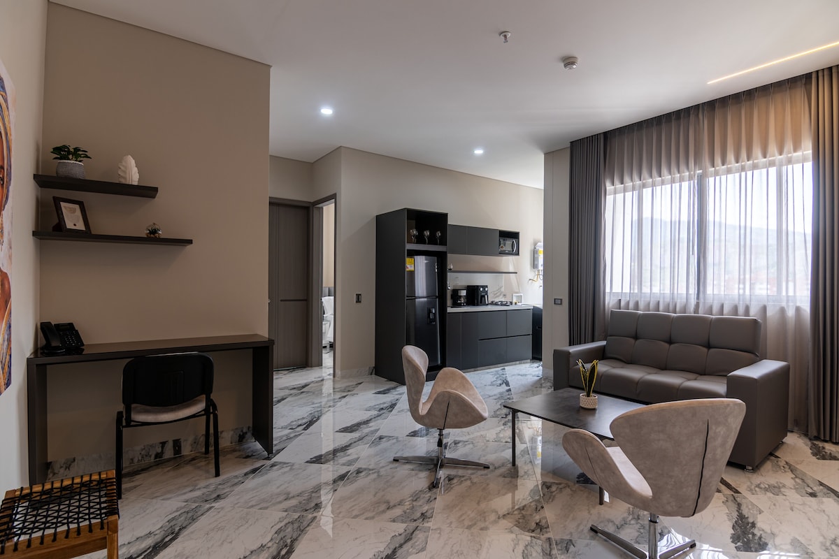 Departamento Deluxe, 2 habitaciones, 2 baños, vista a la ciudad | Sala de estar | Smart TV de 55 pulgadas con canales vía satélite y Netflix