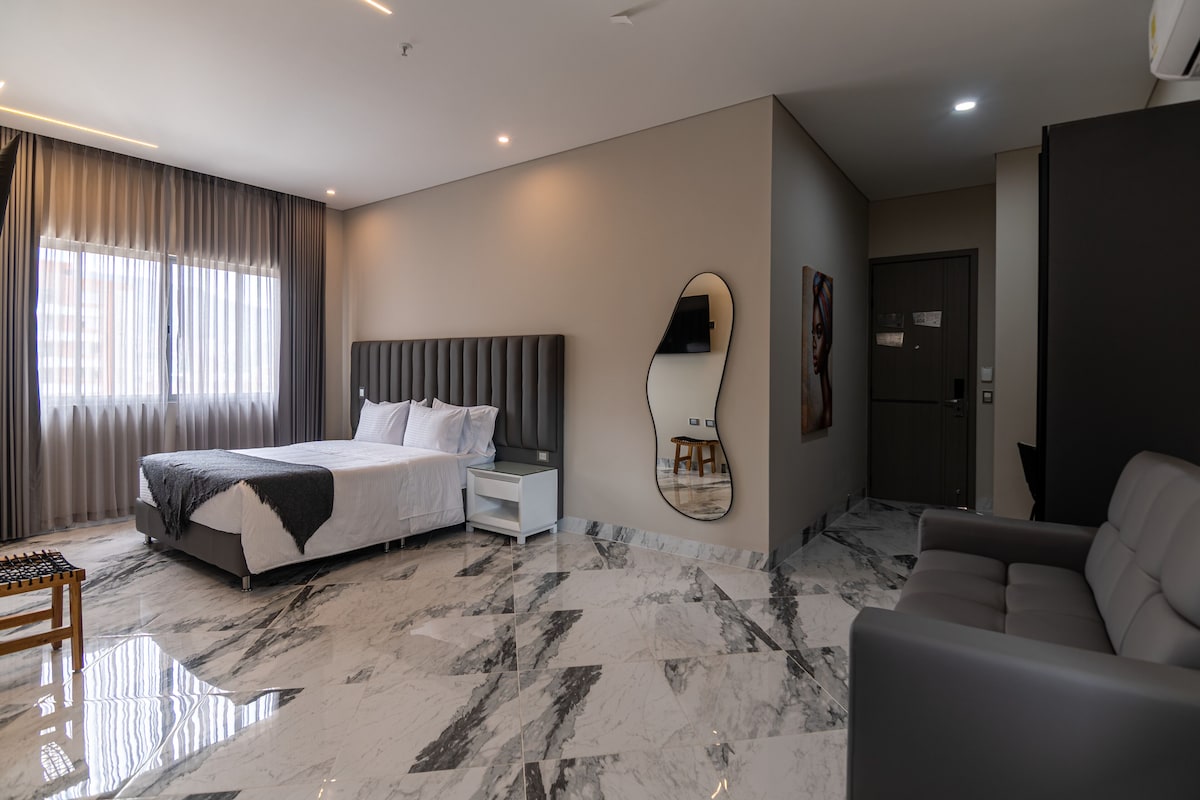 Estudio superior, cocina, vista a la ciudad | Ropa de cama de alta calidad, edredón, minibar y escritorio