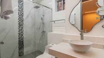 Superior-Zweibettzimmer, Mehrere Betten, mit Bad, Stadtblick | Badezimmer | Dusche, Regendusche, Haartrockner, Fußbodenheizung (Badezimmer)