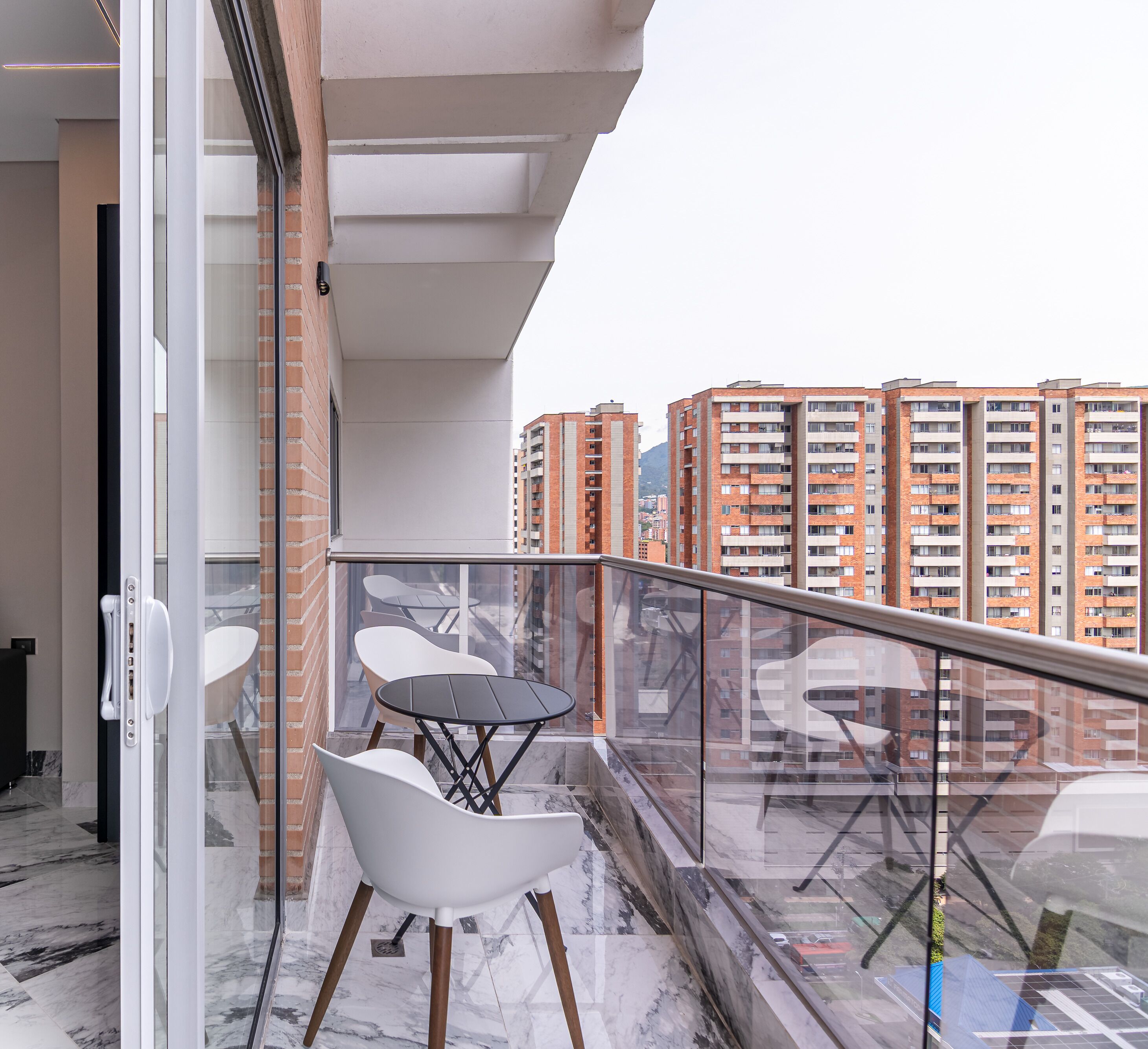 Estudio superior, balcón, vista a la ciudad | Balcón