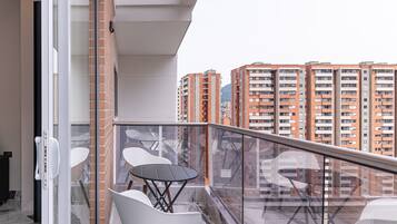 Estudio superior, balcón, vista a la ciudad | Balcón