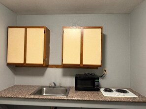 Superior Studio | Private kitchen | Fridge, microwave - Great Value Inn (West Sacramento)