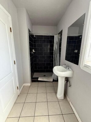 Classic Single Room | Bathroom | Shower, free toiletries, towels, soap - Great Value Inn (West Sacramento)